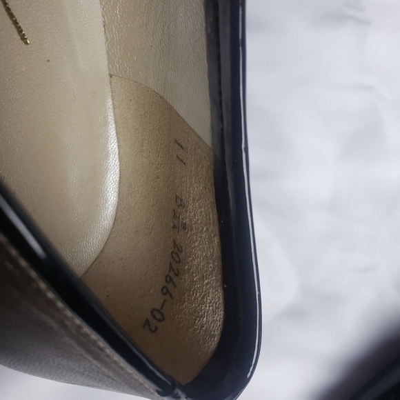 Thomas Wallace Ballet flat style leather shoes beige black cap toe. - Picture 7 of 9